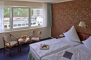 Hafenhotel Pommernyacht 3*
